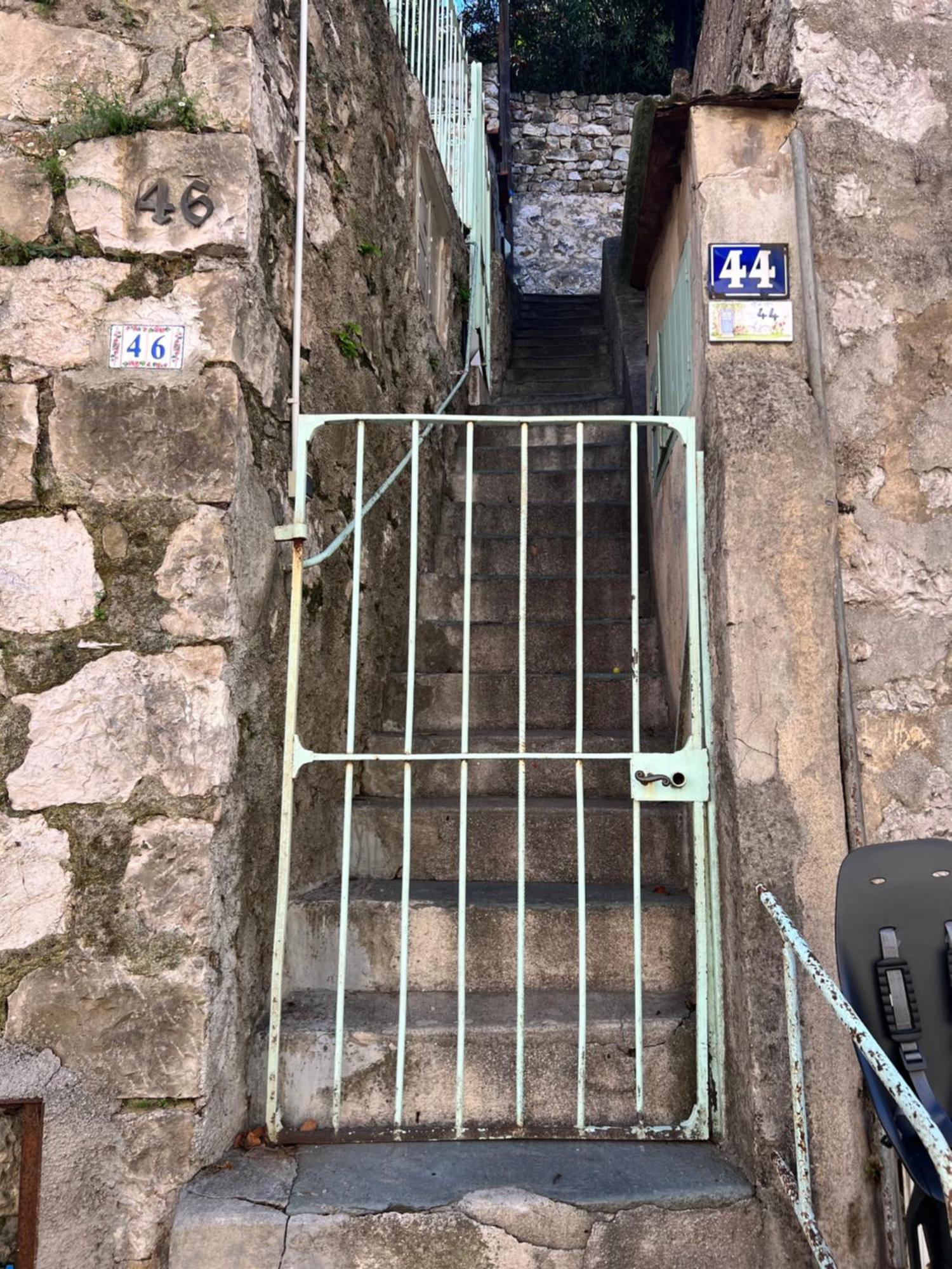 Maisonnette Avec Escalier *